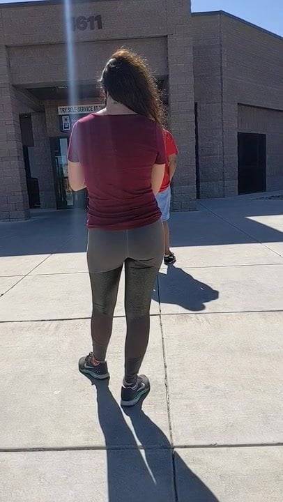 Social distancing teen ass in yoga pants waiting in line - xh.video - Usa