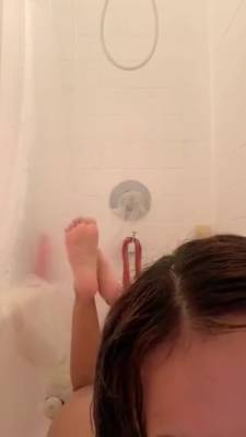 Teen Taking A Bath On Periscope - hclips.com