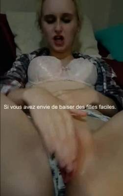 Jeune salope trop chaude se masturbe devant son petit ami - drtuber.com - France