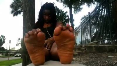Dixie Black Girls Hot Ebony Ghetto Feet by the Roadside - icpvid.com
