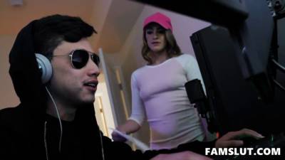 Sexy Sister Kenzie Madison Sucks Her Brother's Cock While He's Playing Game - sexu.com