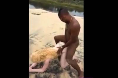 They Take Turns Taking Dick On The Beach - drtvid.com