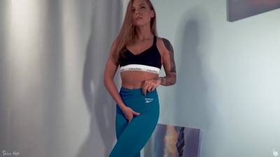 Hot Fitness Model Masturbates In Leggings After Gym - hclips.com