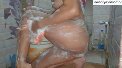 hot indian girl caught bathing on hiddencam - sunporno.com - India