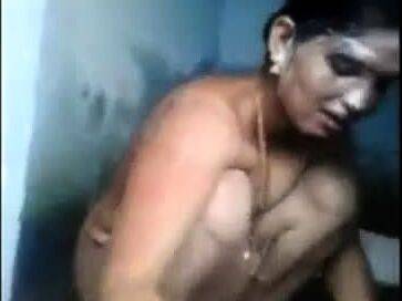 Indian milf bathing and showing her beautiful pussy - drtuber.com - India