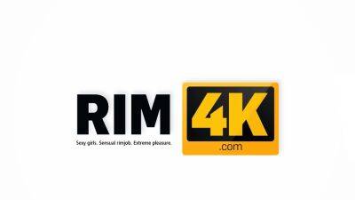RIM4K. Vicious delivery girl turns out to be open to sex - drtuber.com