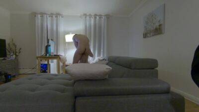 il baise sa copine sur le canapé en filmant discrétement - txxx.com - France