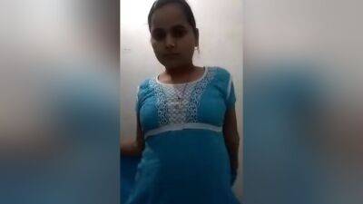 Desi Girl Shows Round Globes In Topless Viral Clip - desi-porntube.com - India