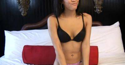 Python enters slit of a kinky brunette beauty Jayla Starr - drtuber.com