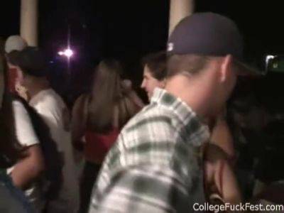 Kissing coed teens get busy in amateur party - hotmovs.com