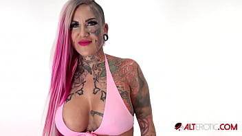 Evilyn Ink gets lubed up and rides the tremor - xvideos.com