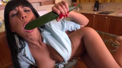 Valentina Ricci - Raven-Haired Babe Crams Her Pussy With Vegetables - Valentina ricci - xtits.com - Belgium
