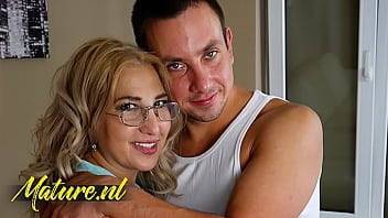 Curvy MILF With Nerdy Glasses Lets Neighbor Fuck Her Hairy Pussy - xvideos.com